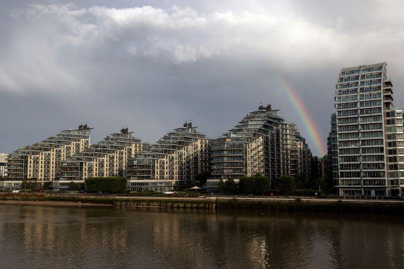 &copy; Reuters. FILE PHOTO: A rainbow is seen over apartments in Wandsworth on the River Thames as UK house prices continue to fall, in London, Britain, August 26, 2023.  REUTERS/Kevin Coombs/File Photo