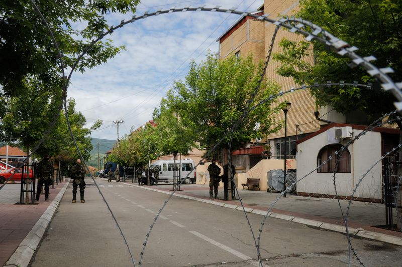 &copy; Reuters. Soldados poloneses da Força do Kosovo da Otan (KFOR) de guarda em Zvecan
02/06/2023
REUTERS/Ognen Teofilovski