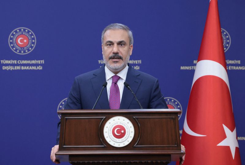 &copy; Reuters. وزير الخارجية التركي هاكان فيدان خلال مؤتمر صحفي في أنقرة يوم الثلاثاء. تصوير: تشالا جوردوغان - رويترز.