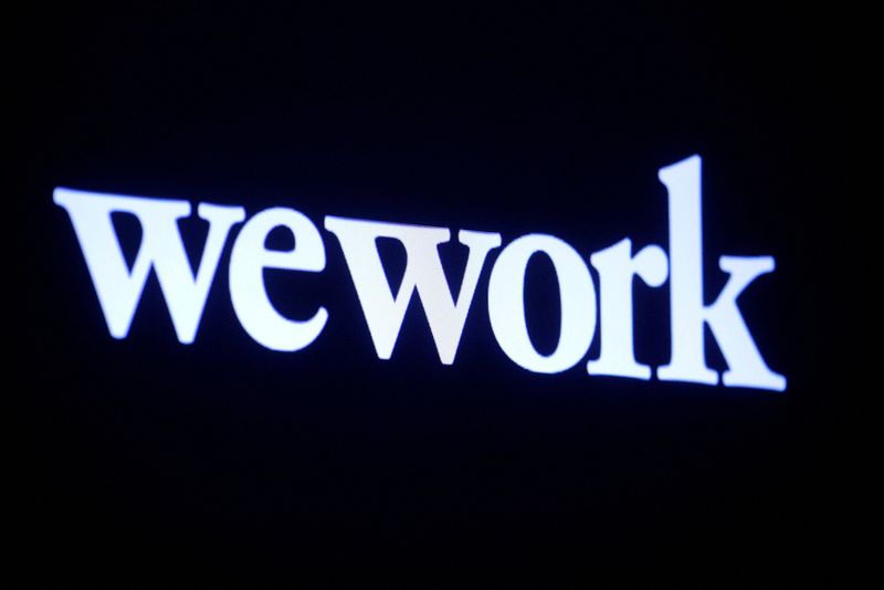 &copy; Reuters. FOTO DE ARCHIVO. El logo de WeWork se muestra en una pantalla durante la oferta pública inicial de la empresa en el piso de la Bolsa de Valores de Nueva York (NYSE) en la ciudad de Nueva York, EEUU, el 21 de octubre de 2021. REUTERS/Brendan McDermid