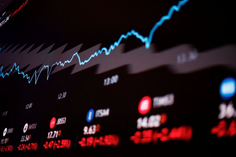 © Reuters. Um quadro eletrônico mostra um gráfico das flutuações recentes dos índices de mercado, no pregão da Bolsa de Valores B3 do Brasil, em São Paulo, Brasil, 6 de julho de 2023. REUTERS/Amanda Perobelli