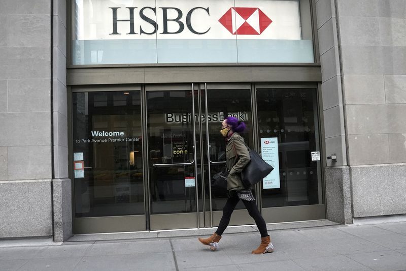 &copy; Reuters. An HSBC bank is pictured during the coronavirus disease (COVID-19) pandemic in the Manhattan borough of New York City, New York, U.S., October 19, 2020. REUTERS/Carlo Allegri