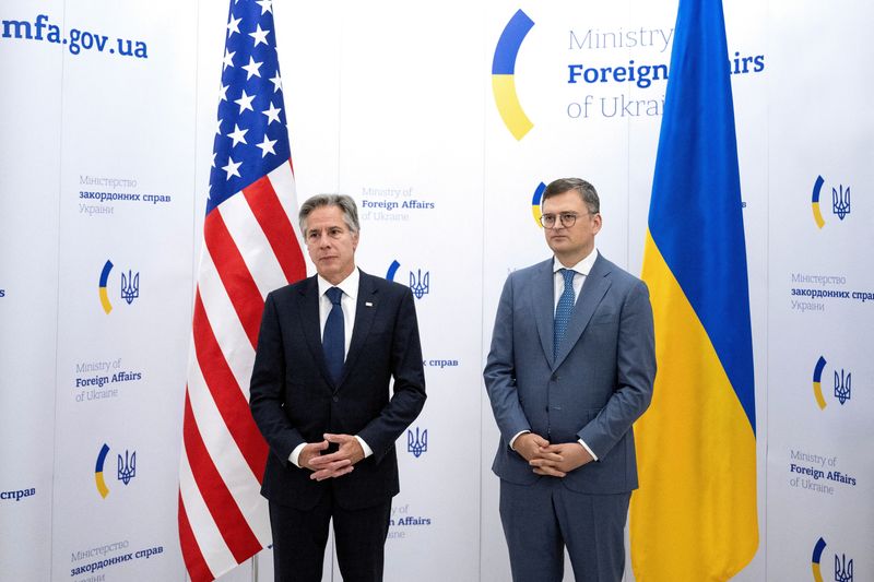 &copy; Reuters. وزير الخارجية الأمريكي أنتوني بلينكن ووزير الخارجية الأوكراني دميترو كوليبا قبل اجتماع في كييف يوم الأربعاء. صورة لرويترز من ممثل لوكالات 