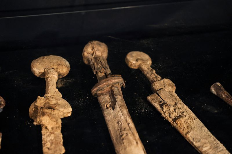 &copy; Reuters. Espadas da era romana são descobertas em deserto de Israel
06/09/2023
REUTERS/Ronen Zvulun