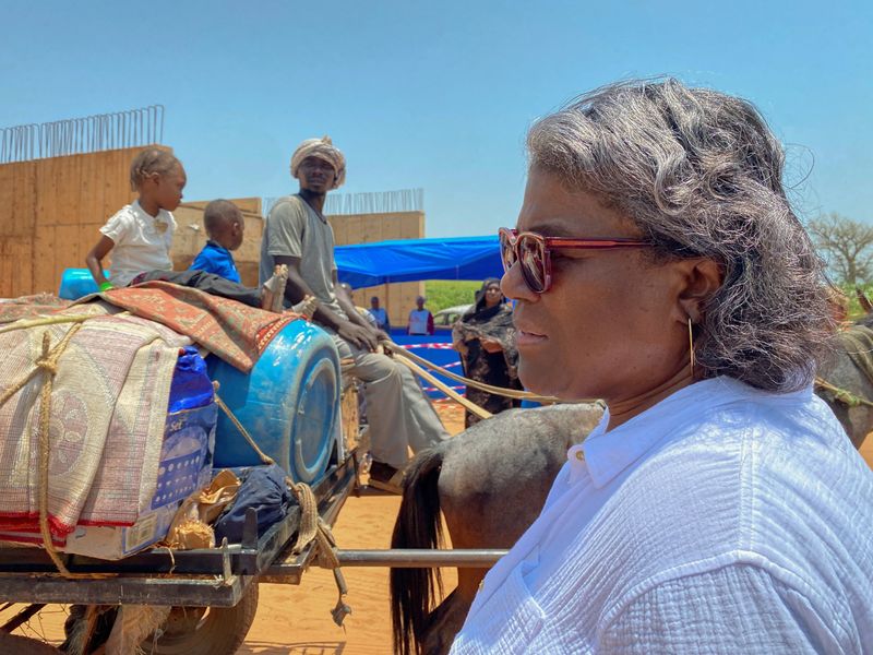 © Reuters. U.S. Ambassador to the United Nations, Linda Thomas-Greenfield, speaks with Sudanese refugees as they cross the border - marked by the unfinished bridge structure in the background - into Chad to flee the country's conflict, in Adre, Chad September 6, 2023. REUTERS/Michelle Nichols