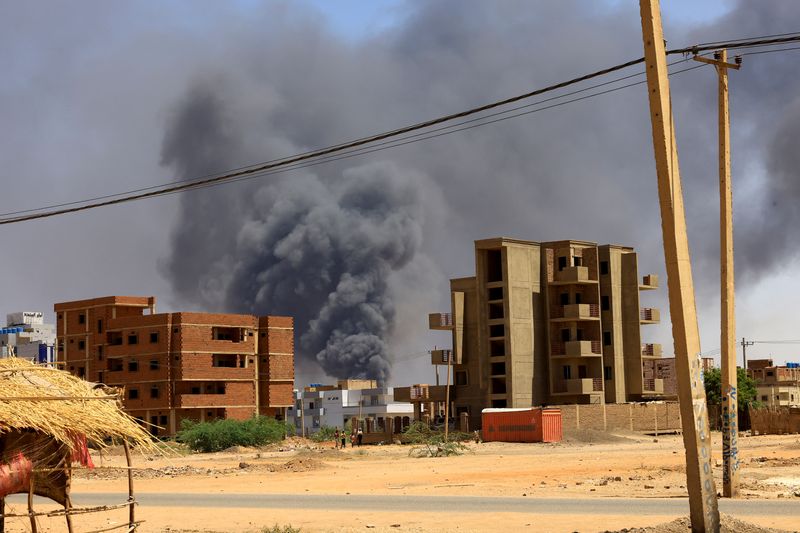© Reuters. دخان يتصاعد خلال اشتباكات في مدينة الخرطوم بالسودان يوم الأول من مايو أيار 2023. تصوير: محمد نور الدين عبد الله - رويترز.