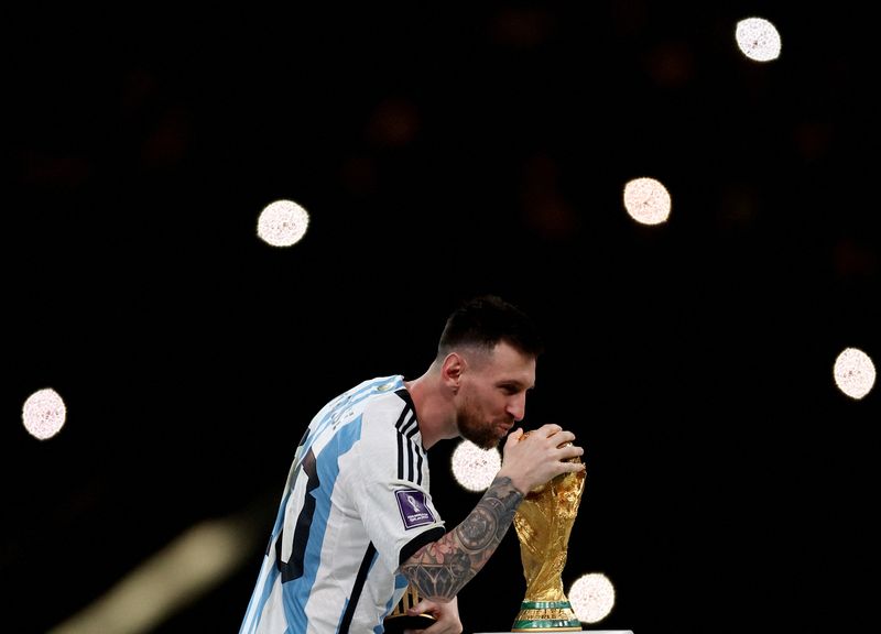 &copy; Reuters. Craque argentino Lionel Messi beija a taça da Copa do Mundo
18/12/2022
REUTERS/Lee Smith