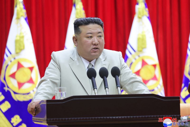 &copy; Reuters. زعيم كوريا الشمالية كيم جونغ أون يلقي خطابا بمناسبة حلول يوم البحرية لدى زيارته للقيادة البحرية التابعة للجيش الشعبي الكوري في كوريا الشما