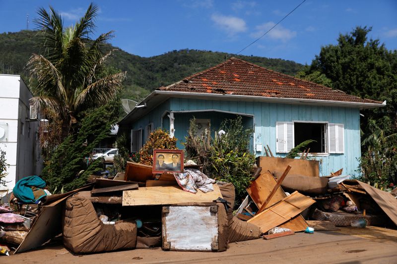 &copy; Reuters. Pertences de moradores de Muçum, no Rio Grande do Sul, em meio a destroços e lama após passagem de ciclone extratropical na região
6/9/2023 REUTERS/Diego Vara