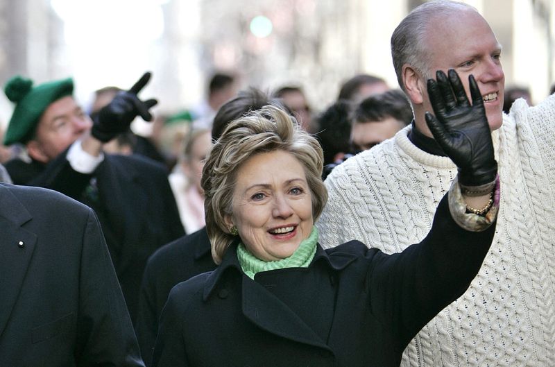 &copy; Reuters. FILE PHOTO: New York Senator Hillary Clinton (C) waves to the crowd as she marches in the 245th Annual St. Patrick's Day Parade on New York's Fifth Avenue March 17 2006. - PBEAHUNQBFR