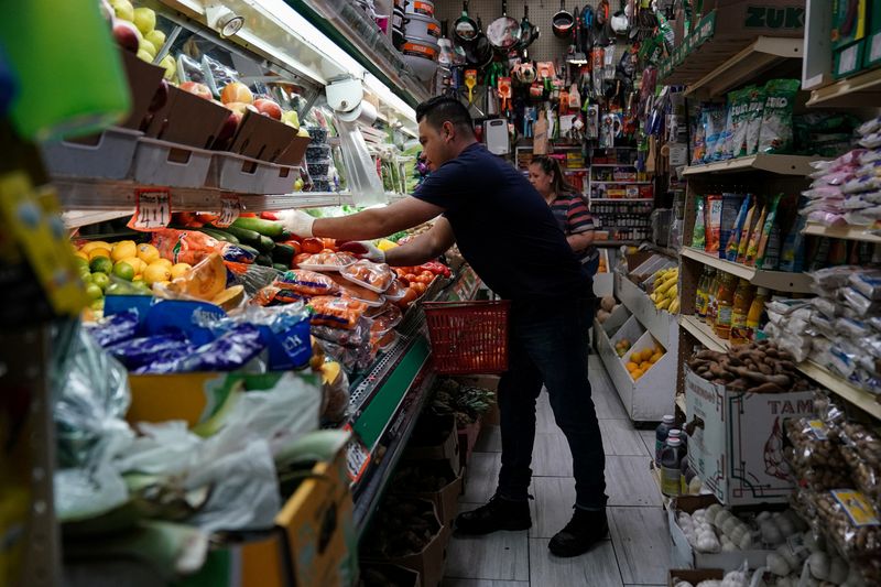 © Reuters. A person arranges groceries in El Progreso Market in the Mount Pleasant neighborhood of Washington, D.C., U.S., August 19, 2022. REUTERS/Sarah Silbiger