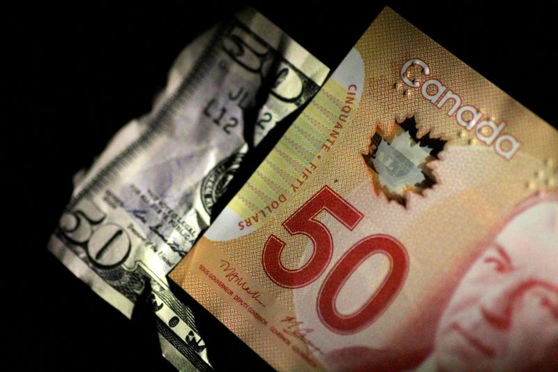 © Reuters. U.S. and Canada Dollar notes are seen in this June 22, 2017 illustration photo.   REUTERS/Thomas White/Illustration