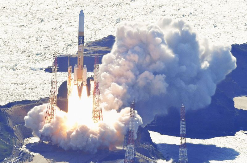 &copy; Reuters. صاروخ من طراز (إتش-2 إيه) يحمل مركبة تابعة لوكالة الفضاء الوطنية اليابانية للهبوط على القمر أثناء إطلاقه من مركز تانيجاشيما الفضائي في جنوب ا