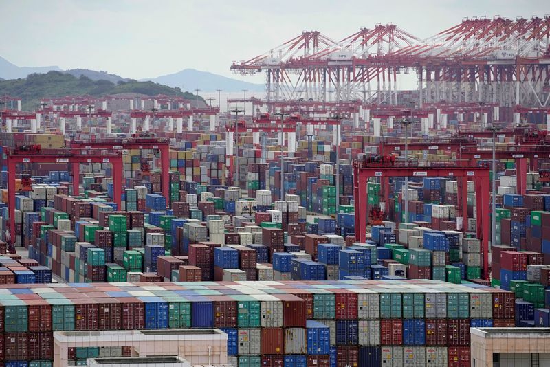 &copy; Reuters. 中国税関総署が７日発表した８月の貿易統計によると、輸出は前年比８．８％、輸入は７．３％それぞれ減少した。写真は上海で２０２０年１０月撮影（２０２３年　ロイター／Aly Song）