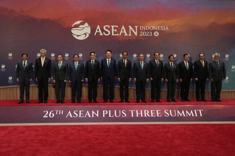 &copy; Reuters. From left to right, Philippines President Ferdinand Marcos, Jr., Singapore's Prime Minister Lee Hsien Loong, Thailand's Permanent Secretary of the Ministry of Foreign Affairs Sarun Charoensuwan, Vietnam's Prime Minister Pham Minh Chinh, Japan's Prime Mins