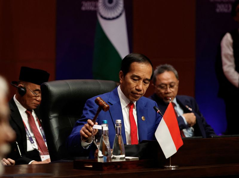 &copy; Reuters. الرئيس الإندونيسي جوكو ويدودو يستخدم المطرقة معلنا بدء فعاليات قمة رابطة دول جنوب شرق آسيا (آسيان) والهند في جاكرتا. صورة لرويترز من ممثل لو