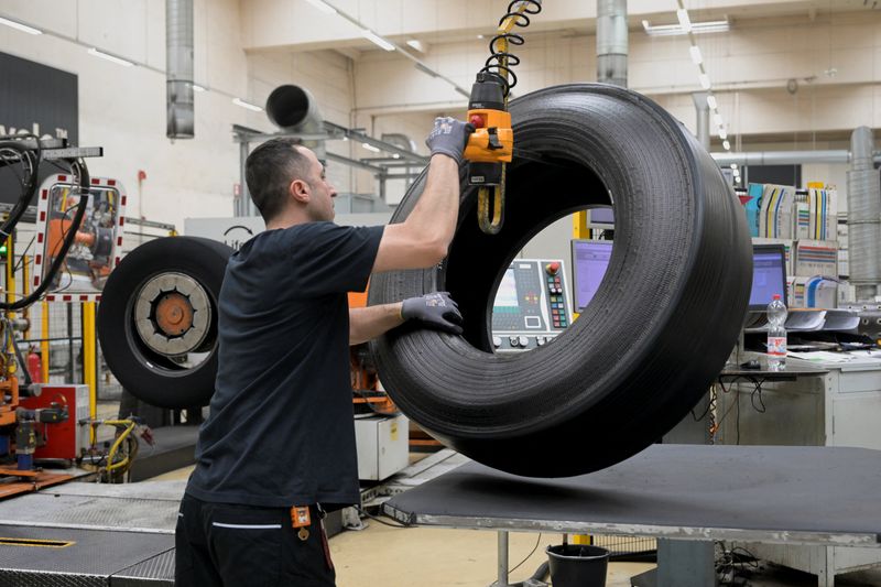 &copy; Reuters. FILE PHOTO: A Continental employee works at a tyre retreating station before the visit of German Chancellor Olaf Scholz, in Hanover, Germany April 17, 2023. REUTERS/Fabian Bimmer/File Photo