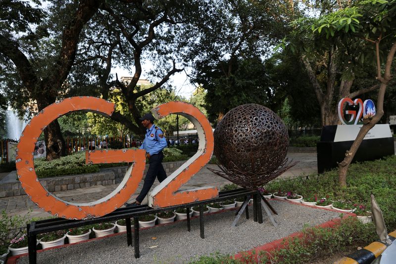 &copy; Reuters. حارس أمن يسير أمام نموذج لشعار مجموعة العشرين خارج حديقة قبل قمة مجموعة العشرين في نيودلهي بالهند في الرابع من سبتمبر أيلول 2023. تصوير: أنووس