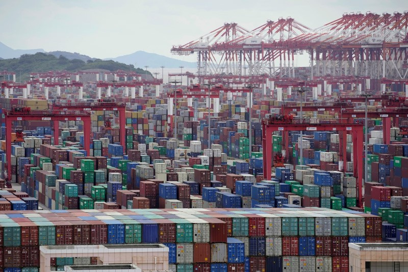 &copy; Reuters. FOTO DE ARCHIVO: Contenedores en el puerto de aguas profundas de Yangshan en Shanghái, China 19 de octubre de 2020. REUTERS/Aly Song/File Photo/File Photo