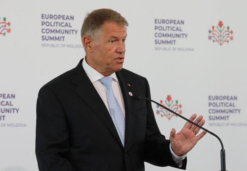 &copy; Reuters. Romania's President Klaus Iohannis speaks to the media during a meeting of the European Political Community at Mimi Castle in Bulboaca, Moldova June 1, 2023. REUTERS/Vladislav Culiomza/File Photo