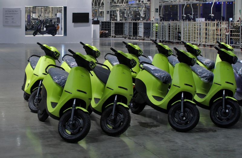 &copy; Reuters. FILE PHOTO: Ola Electric's S1 Air e-scooters are pictured inside its manufacturing facility in Pochampalli in the southern state of Tamil Nadu, India, August 15, 2023. REUTERS/VarunVyas Hebbalalu/File Photo