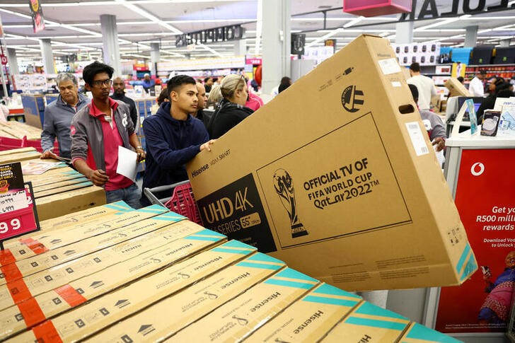 &copy; Reuters. FILE PHOTO: Shoppers queue to purchase televisions during Black Friday shopping, at a store in Canal Walk Mall in Cape Town, South Africa, November 25, 2022. REUTERS/Esa Alexander/File Photo