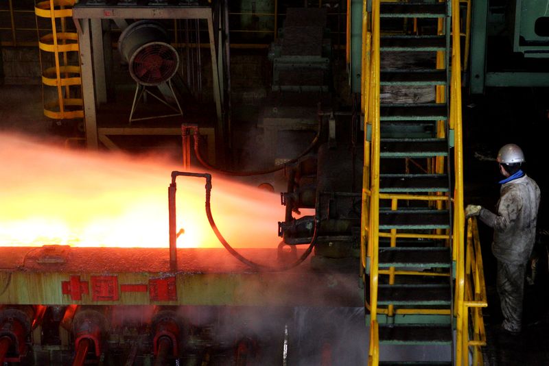 &copy; Reuters. Un ouvrier chinois surveille l'acier laminé à chaud dans une usine à Shanghai/ Photo prise le 25 février 2005/REUTERS/Claro Cortes