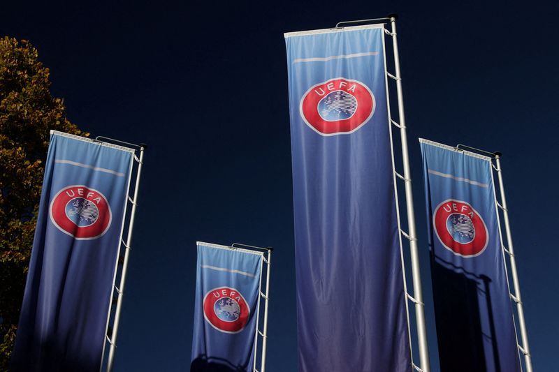 &copy; Reuters. أعلام تحمل شعار الاتحاد الأوروبي لكرة القدم (اليويفا) خارج مقره في نيون بسويسرا في الخامس من أكتوبر تشرين الأول 2022. تصوير: دينيس باليبوس - روي