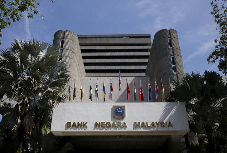 &copy; Reuters. 　９月７日、マレーシア中央銀行は、成長率とインフレが鈍化する中、予想通り政策金利を３％に据え置いた。写真はクアラルンプールの同行前で２０１６年３月撮影（２０２３年　ロイタ