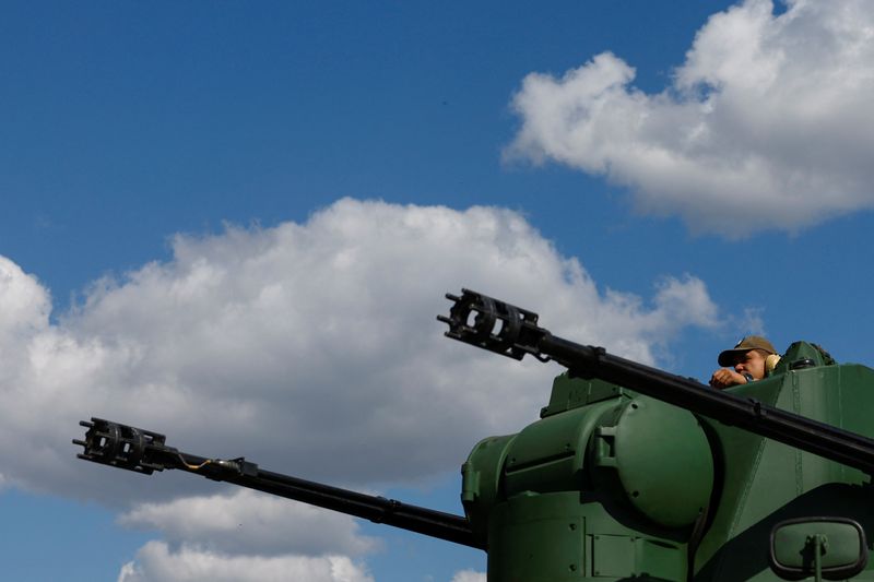 &copy; Reuters. A Ukrainian serviceman operates a Gepard self-propelled anti-aircraft gun during a combat shift, amid Russia's attack on Ukraine, in Zhytomyr region, Ukraine September 5, 2023. REUTERS/Valentyn Ogirenko