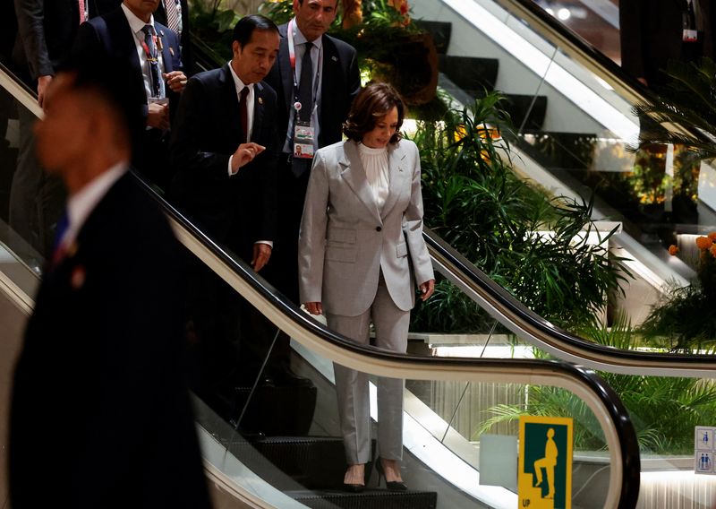 &copy; Reuters. Indonesian President Joko Widodo and U.S. Vice President Kamala Harris ride on an escalator during the 43rd ASEAN Summit in Jakarta, Indonesia, September 6, 2023. REUTERS/Willy Kurniawan/Pool