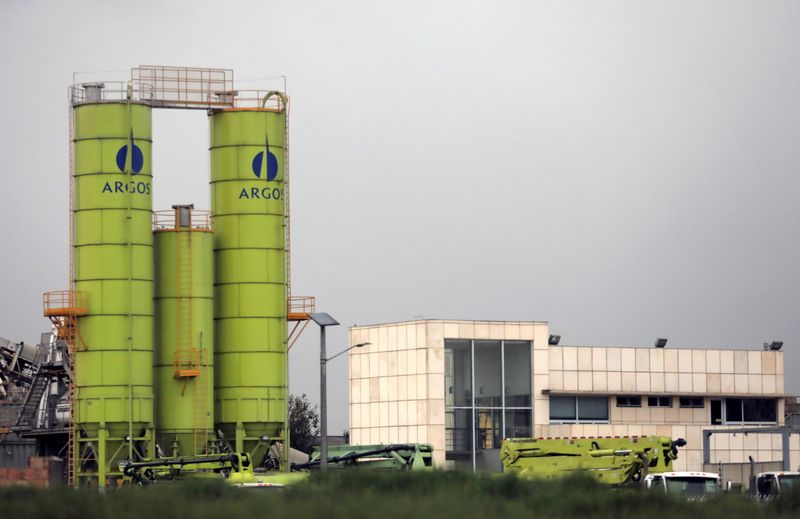 &copy; Reuters. FILE PHOTO: Cement silos of Colombian cement maker Argos are pictured at a plant in Bogota, Colombia May 14, 2019. REUTERS/Luisa Gonzalez