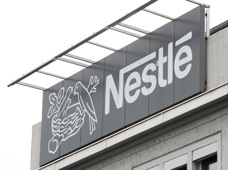 &copy; Reuters. FOTO DE ARCHIVO: El logotipo de la compañía se ve en una planta de Nestlé en Konolfingen, Suiza 28 de septiembre de 2020. REUTERS/Arnd Wiegmann/Archivo