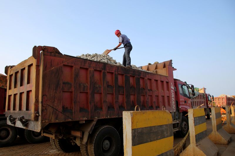 &copy; Reuters. FOTO DE ARCHIVO: Un hombre trabaja en el transporte de mineral de hierro en un camión en el puerto de Ganyu en Lianyungang, provincia de Jiangsu, China. 11 de junio de 2019. Foto tomada el 11 de junio de 2019. REUTERS/Stringer