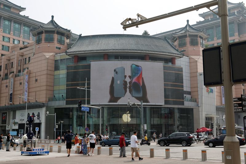 &copy; Reuters. Telecamere di sorveglianza vicino a una pubblicità di iPhone in un Apple Store di Pechino, Cina, 7 settembre 2023. REUTERS/Florence Lo