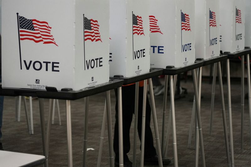 © Reuters. Voting booths are pictured inside the Dona Ana County Government Center during early voting for the upcoming midterm elections in Las Cruces, New Mexico, U.S., October 24, 2022.  REUTERS/Paul Ratje/File photo