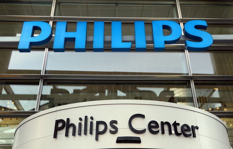 &copy; Reuters. FOTO DE ARCHIVO. El logo de la empresa de tecnología holandesa Philips se ve en la sede de la compañía en Ámsterdam, Países Bajos, el 29 de enero de 2019.. REUTERS/Eva Plevier