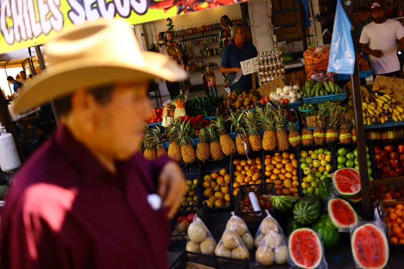 &copy; Reuters. FILE PHOTO: Employees work at a stall in an outdoor market dedicated to the sale of fruits and vegetables, in Ciudad Juarez, Mexico July 27, 2023. REUTERS/Jose Luis Gonzalez