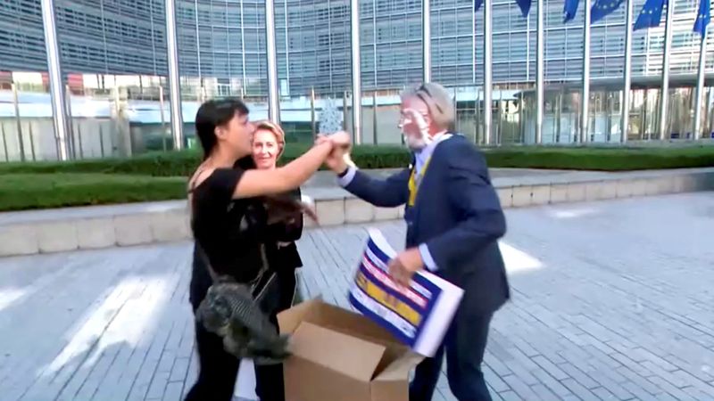 &copy; Reuters. Photo du DG de Ryanair Michael O'Leary en train d'être entarté. /Photo prise le 7 septembre 2023 à Bruxelles, Belgique/REUTERS/RTL-TVI