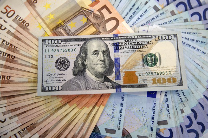 &copy; Reuters. Una banconota da 100 dollari sopra a delle banconote da 50 e 20 euro. 9 marzo 2015.  REUTERS/Dado Ruvic (BOSNIA AND HERZEGOVINA - Tags: BUSINESS)