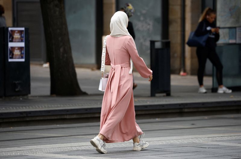 &copy; Reuters. Photo d'une femme en abaya. /Photo prise le 29 août 2023 à Nantes, France/REUTERS/Stéphane Mahé