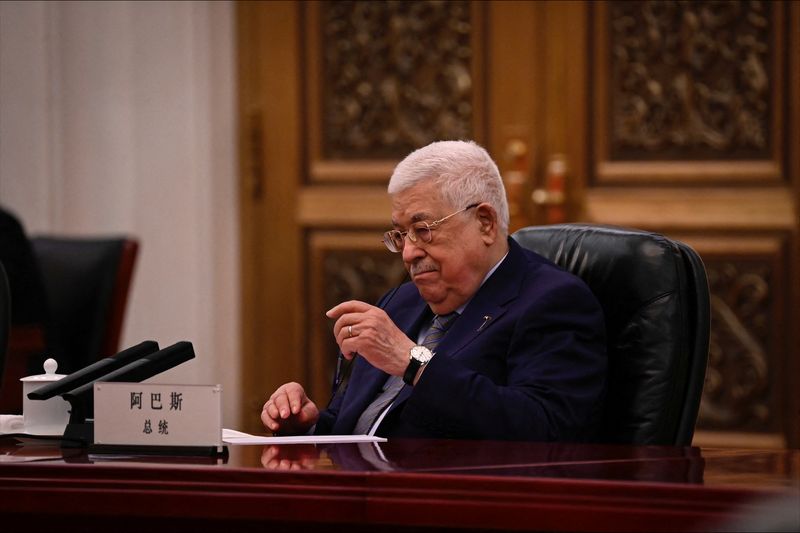 &copy; Reuters. الرئيس الفلسطيني محمود عباس  خلال اجتماع في بكين يوم 15 يوليو تموز 2023. صورة لرويترز من ممثل لوكالات الأنباء.