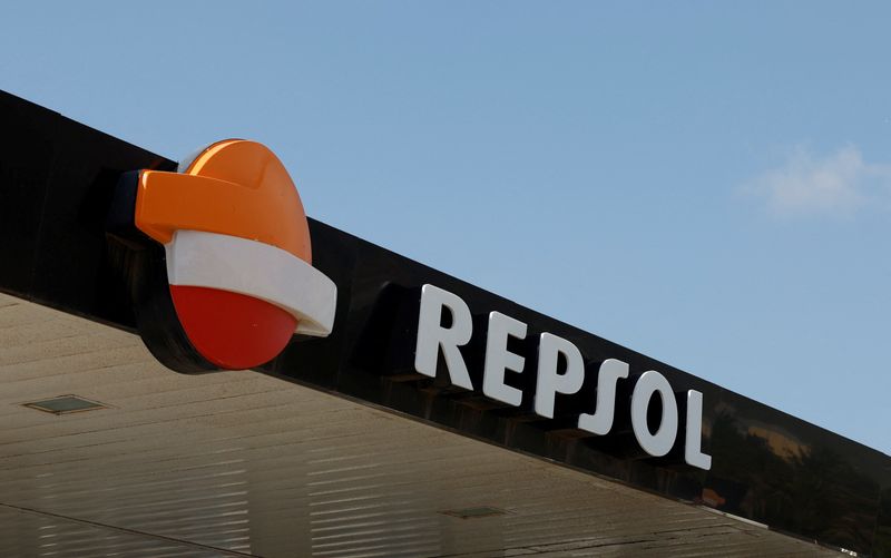 &copy; Reuters. FOTO DE ARCHIVO: El logotipo del grupo energético español Repsol en una gasolinera en Arinaga, en la isla de Gran Canaria, España. 26 de octubre de 2022. REUTERS/Borja Suárez