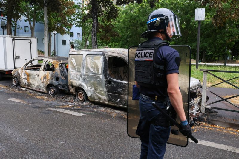 &copy; Reuters. أحد أفراد الشرطة الفرنسية يقف في مناوبة حراسة في نانتير بفرنسا يوم الأول من يوليو تموز 2023. تصوير: إيف هيرمان - رويترز.