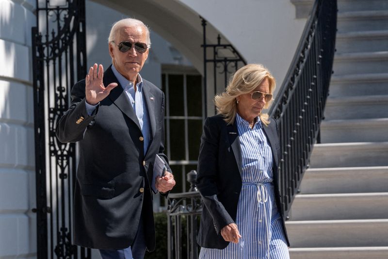 &copy; Reuters. FILE PHOTO: U.S. President Joe Biden and first lady Jill Biden walk to Marine One on the South Lawn of the White House in Washington, D.C., U.S. September 2, 2023. REUTERS/Ken Cedeno