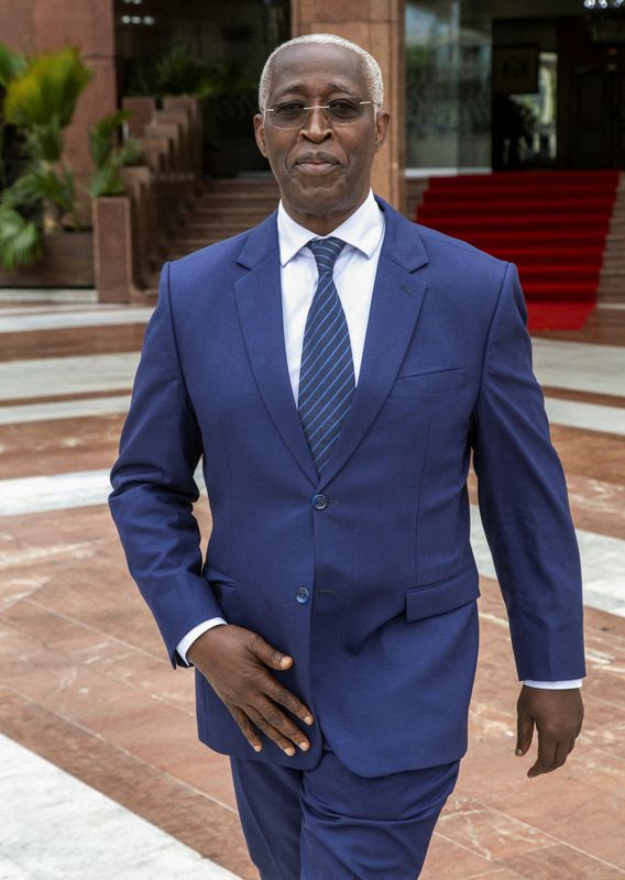 © Reuters. Raymond Ndong Sima, a former opposition leader, walks after being appointed as prime minister of its transitional government by Gabon's ruling junta, which seized power in a coup, at the presidential palace in Libreville, Gabon September 7, 2023. REUTERS/Stringer 