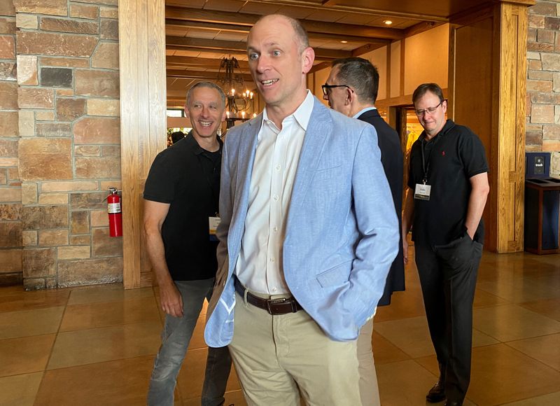 &copy; Reuters. FILE PHOTO: Chicago Fed President Austan Goolsbee reacts as he heads into the Kansas City Fed's annual economic symposium in Jackson Hole, Wyoming, U.S., August 24, 2023. REUTERS/Ann Saphir/file photo