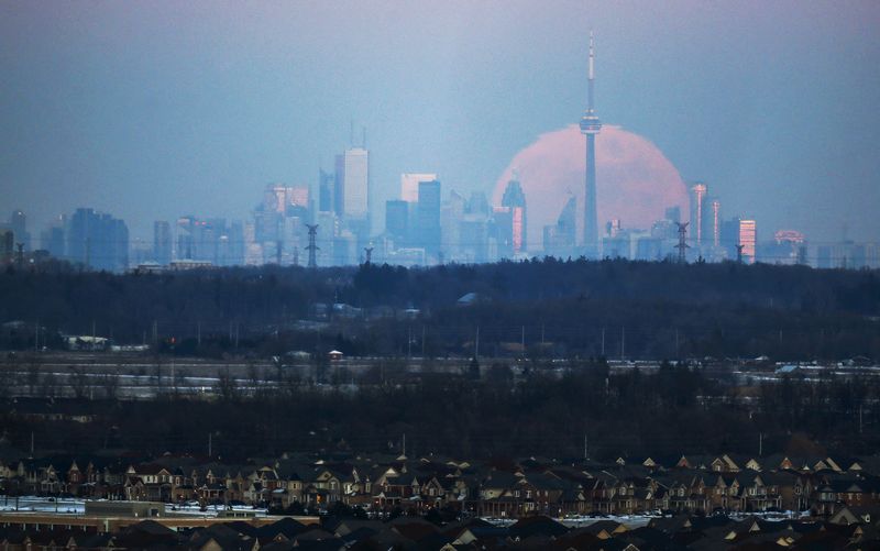 &copy; Reuters. FILE PHOTO: The moon rises over the Toronto city skyline as seen from Milton, Ontario, Canada, January 23, 2016. REUTERS/Mark Blinch/File Photo