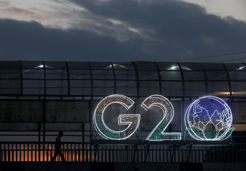 &copy; Reuters. FILE PHOTO: A man walks past an installation on a skywalk ahead of the G20 Summit in New Delhi, India, September 6, 2023. REUTERS/Francis Mascarenhas/File Photo