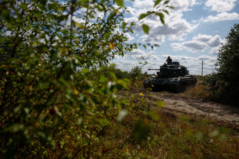 &copy; Reuters. Ukrainian servicemen operate a Gepard self-propelled anti-aircraft gun during their combat shift, amid Russia's attack on Ukraine, in Zhytomyr region, Ukraine September 5, 2023. REUTERS/Valentyn Ogirenko